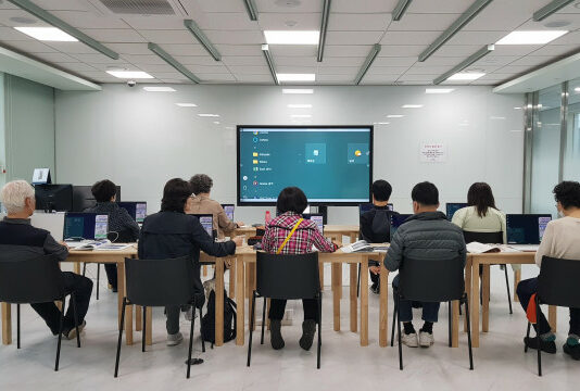 강남구, 정보화 교실 강화…어르신과 함께 키오스크 현장 학습까지!