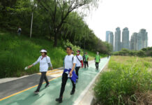 강남구, 양재천에서 만보 걸으며 혈당 변화 확인해 봐요!