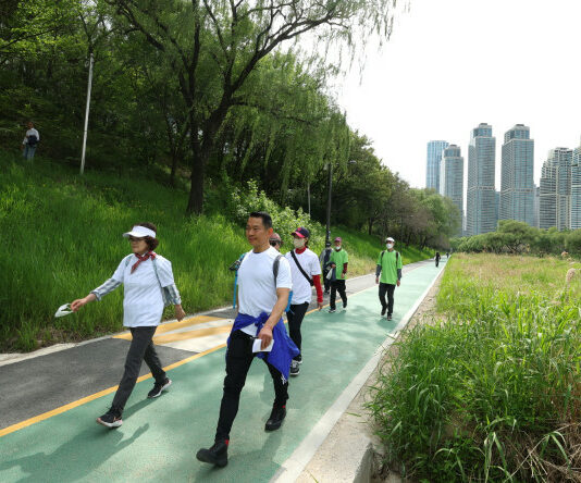 강남구, 양재천에서 만보 걸으며 혈당 변화 확인해 봐요!
